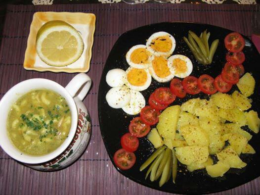 عکس سیب زمینی وتخم مرغ تنوری همراه با سوپ جو