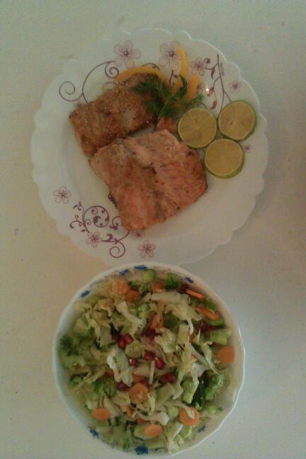 ماهی سالمون سرخ شده و سالاد رژیمی