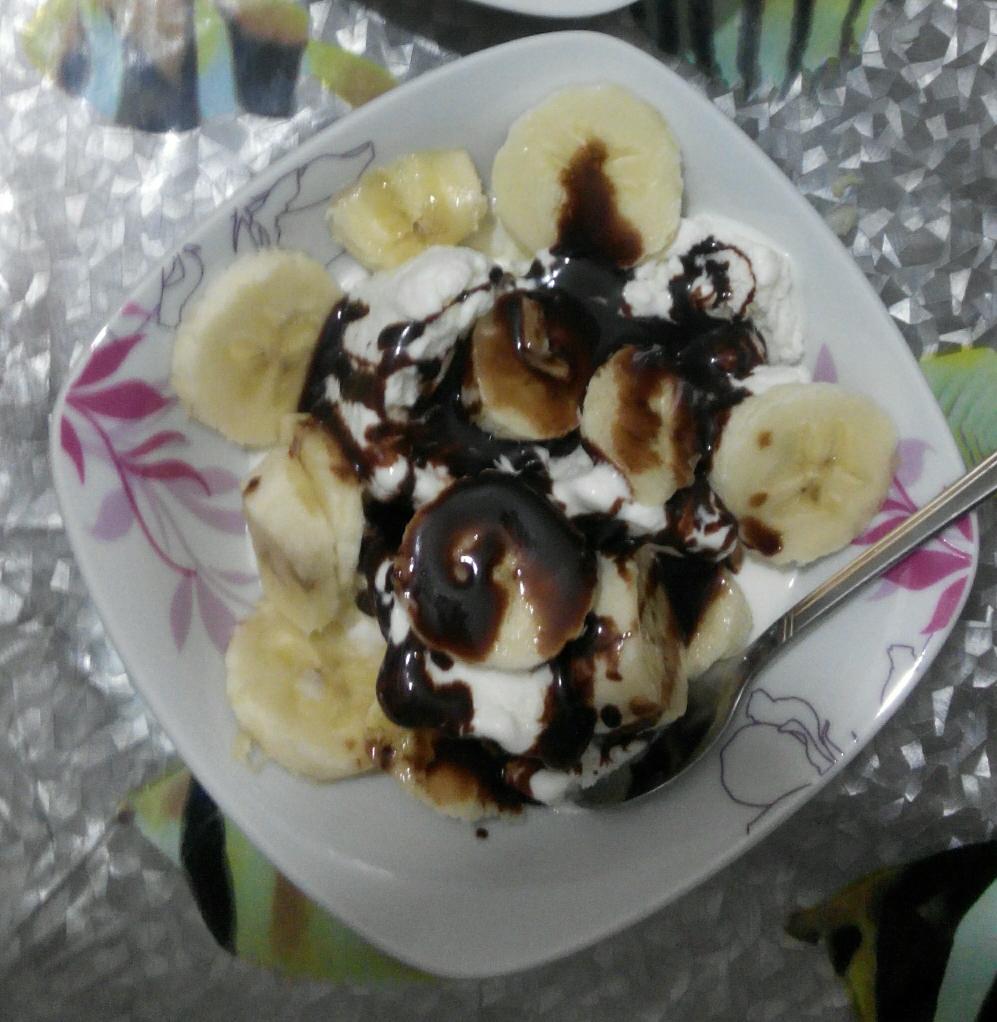 عکس بستنی وانیلی با موز و شکلات