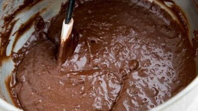 عکس کیک شکلاتی آلبالویی با خامه مخصوص