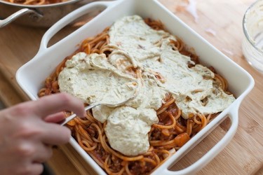 عکس اسپاگتی با سس پستو پخته در فر