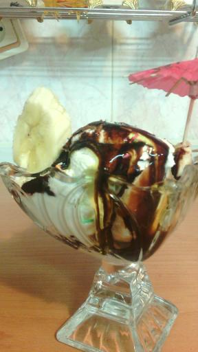 بستنی وانیلی با موز و شکلات