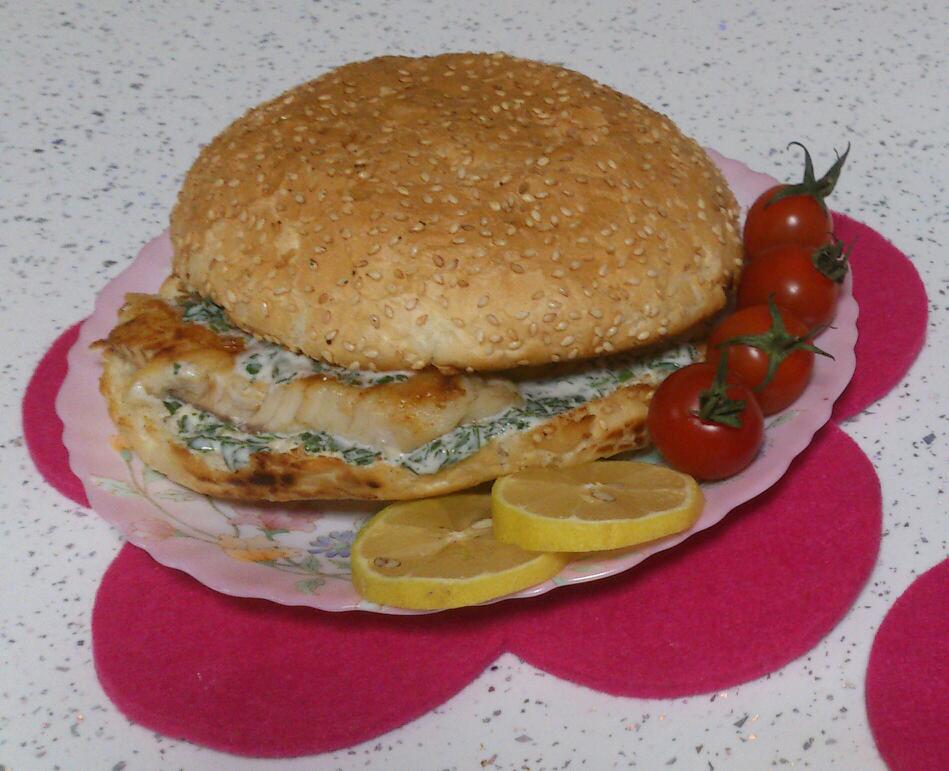 عکس ساندویچ قزل آلای کبابی با لیمو و سس سبزیجات
