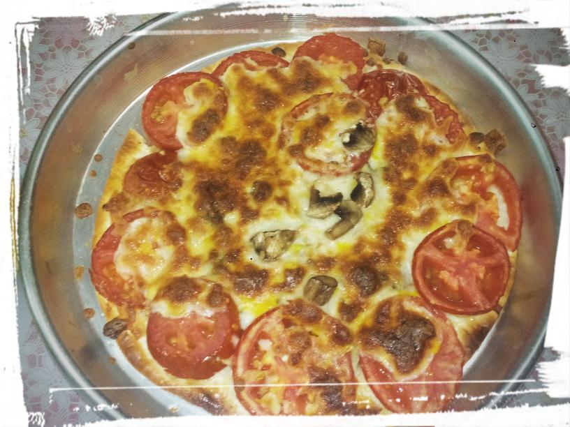 عکس پیتزا همراه با گوجه