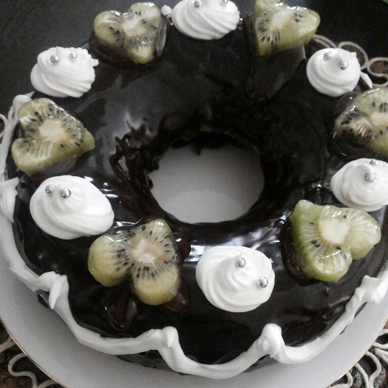 عکس کیک اسفنجی بارویه شکلاتی براق