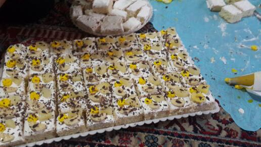 کیک خامه ای با تزیین اناناس و موز