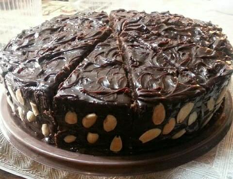 کیک شکلاتی با بادام