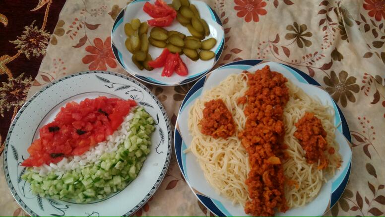 اسپاگتی با سس سویا وسالاد شیرازی 
