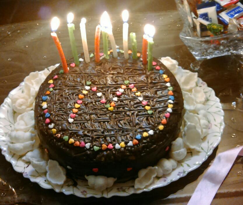 کیک تولد با تزیین شکلات تخته ای و ترافل