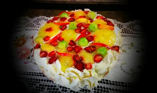 عکس کیک اسفنجی با لایه خامه وگردو وتزیین میوه وشکلات سفید 