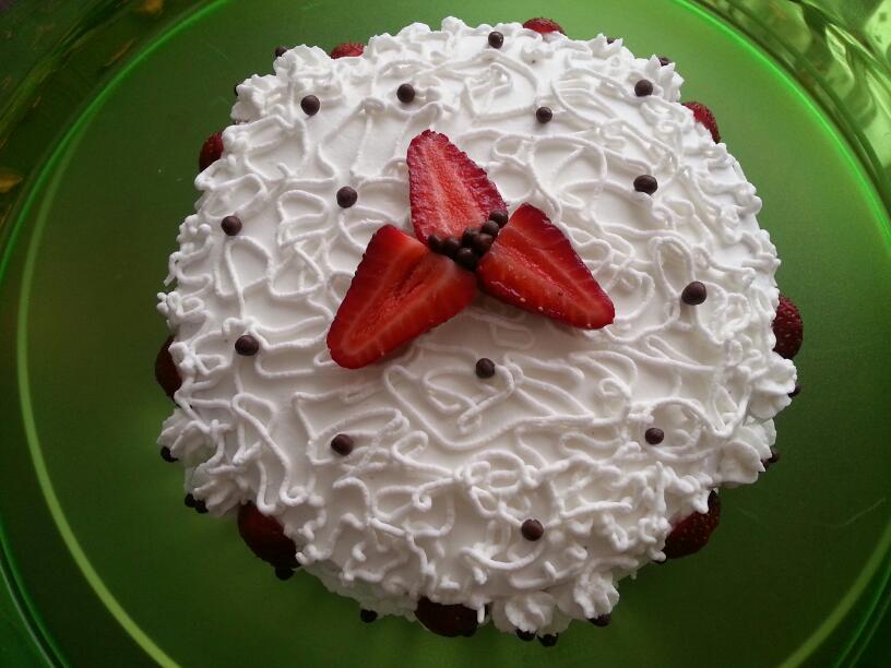 کیک اسفنجی با خامه و توت فرنگی