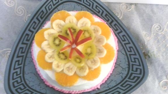 کیک وانیلی ساده با تزیین میوه و خامه