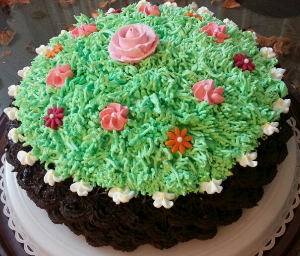 کیک اسفنجی شکلاتی با خامه و گلهای آیسینگ