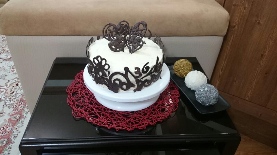 عکس کیک اسفنجی با تزیین باتر کرم کلاسیک و شکلات 