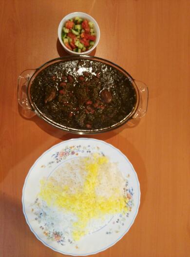 قورمه سبزی با سالاد شیرازی 