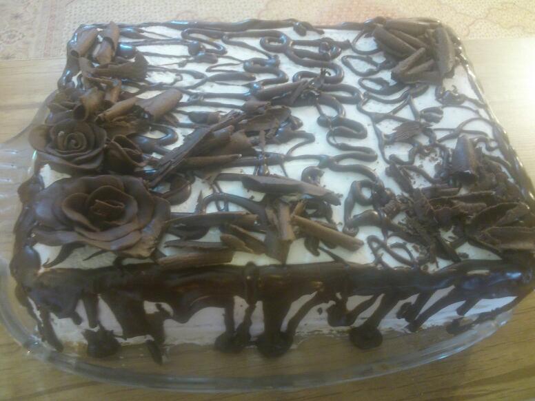 کیک اسفنجی با خامه و شکلات