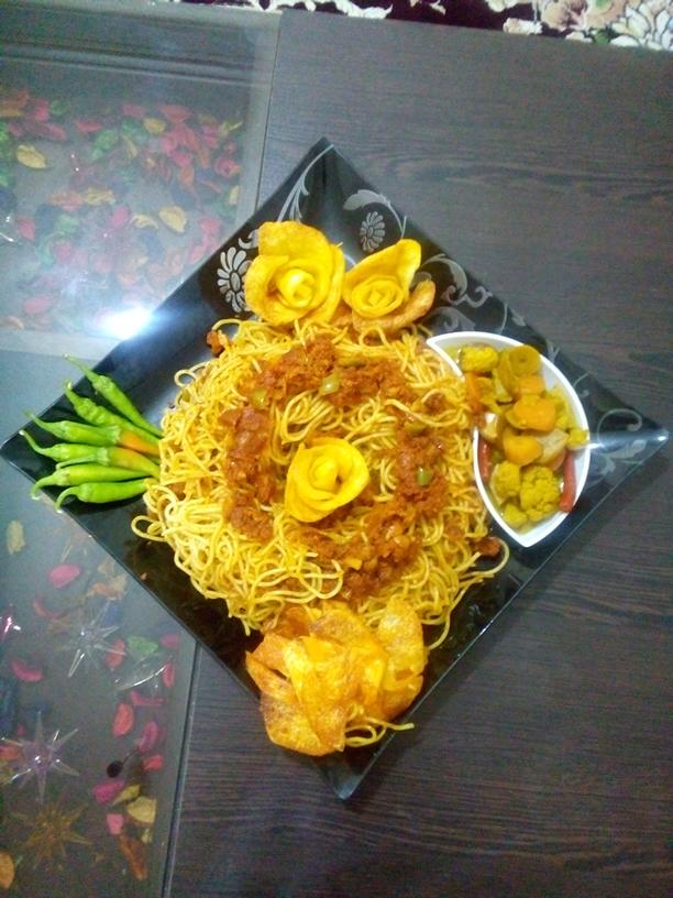 عکس ماکارونی همراه با تهدیگ و ترشی خانگی و تزیین چیپس گل رز