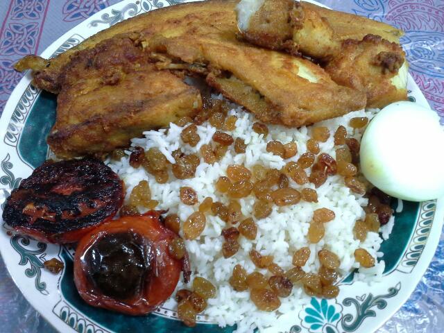 ماهی سرخ شده با برنج کشمش
