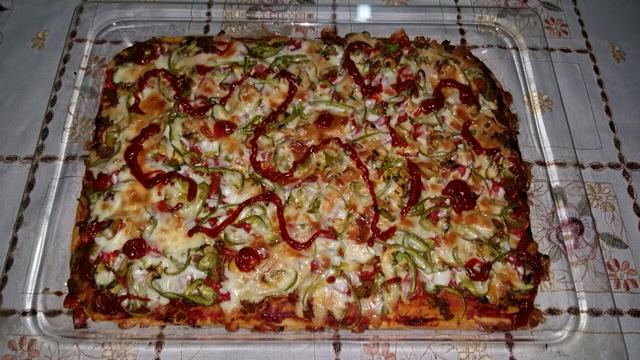 عکس پیتزای گوشت وقارچ خانوادگی.جاتون خیلی خیلی خالی. نظرتون چیه.  البته یک قسمت از پیتزا را باتزیین سبزیجات می فرستم. اون وقت قضاوت کنین. 