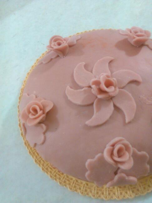 عکس خمیر فوندانت ساده(مخصوص تزیین زیبای کیک و شیرینی) 