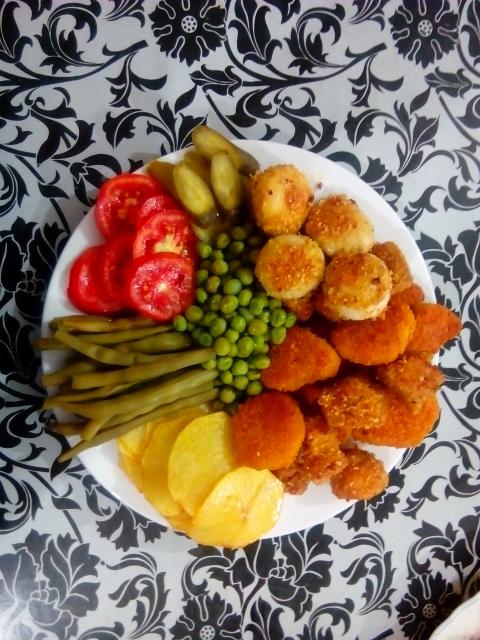 عکس ناگت مرغ قارچ سوخاری و سبزیجات