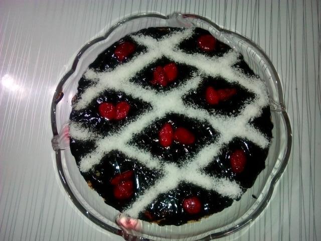 عکس کیک با روکش شکلات و مربای توت فرنگی