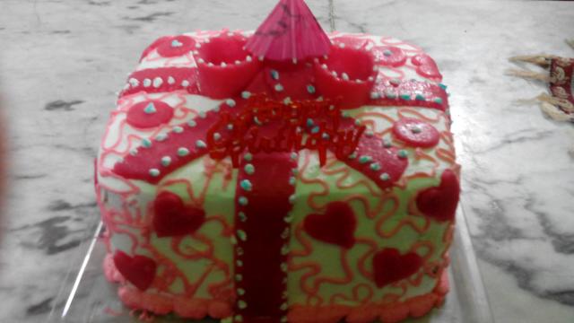 کیک تولد باخمیر فوندانت