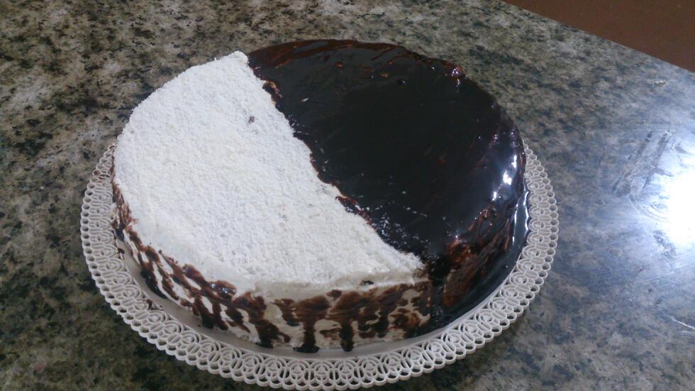 عکس کیک خامه ای با روکش کاکائو