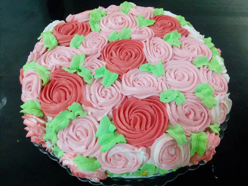 کیک اسفنجی با گل رز