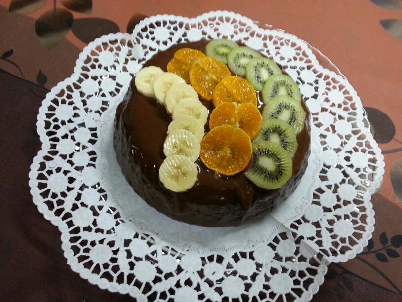 کیک شکلاتی با تزیین میوه 