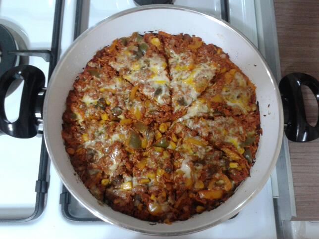 پیتزا داخل ماهیتابه خمیرشو خودم درست کردم...دوستان