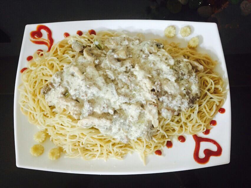  اسپاگتی با مرغ و سس آلفردو