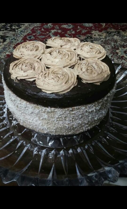 کیک نارگیلی شکلاتی با روکش گاناش و خامه