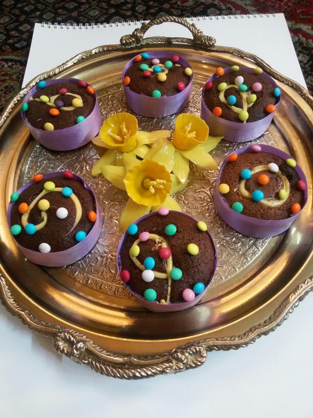 عکس کاپ کیک دبل شکلات باتزیین اسمارتیز
