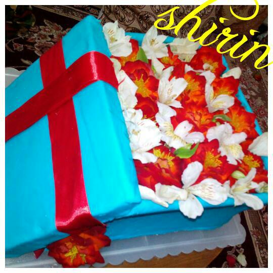 عکس کیک با روکش فوندانت که به شکل یک.جعبه در باز پر از گل ،برا تولد مادرم درست کردم 