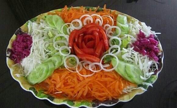 تزیین سالاد برای اولین مهمونایی که دعوت کردم