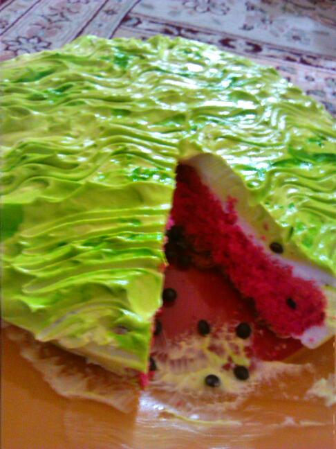 عکس کیک هندونه ی مخصوص تولد شوهرم دستورش در قسمت کیکها است 