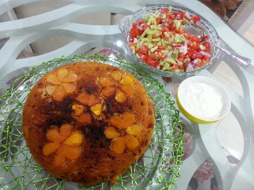 عکس ماکارانی با ته دیگ سیب زمینی.سالاد شیرازی و ماست.جاتون خالی