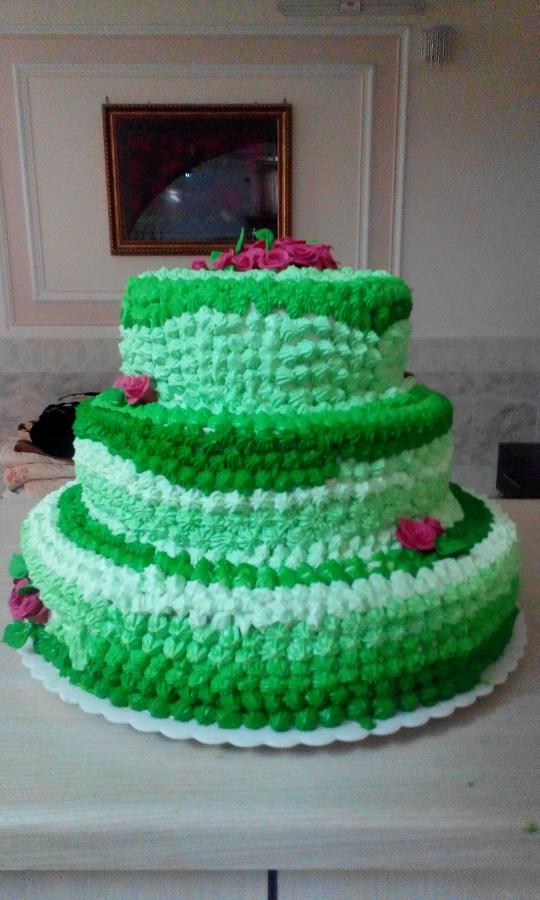 عکس کیک سه طبقه با تزئین خامه و فوندانت
