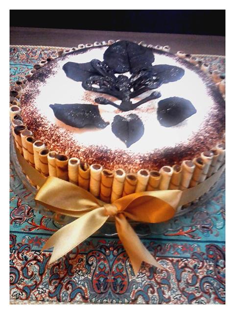 عکس کیک اسفنجی با برگ های شکلاتی