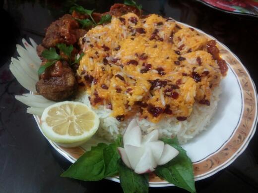 عکس برنج زعفرانی با کباب گوشت