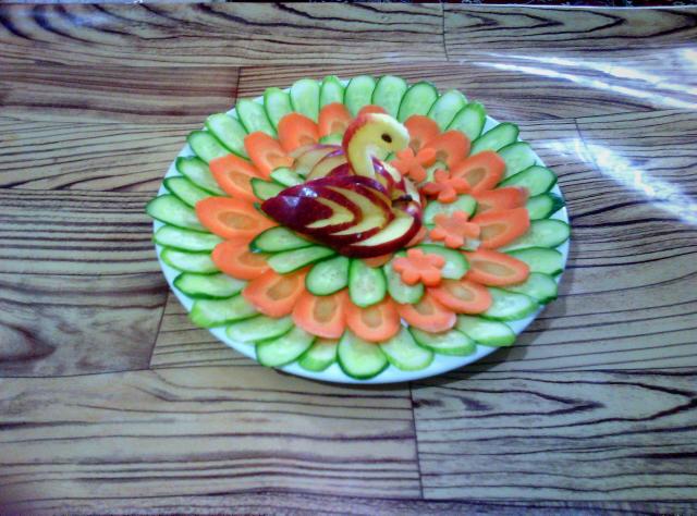 تزئین بشقاب با سیب و هویج و خیار 