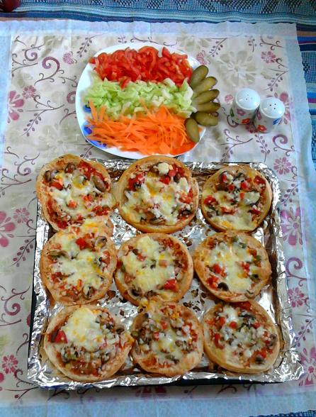 عکس پیتزا با نون ساندویچی و سالاد تایلندی