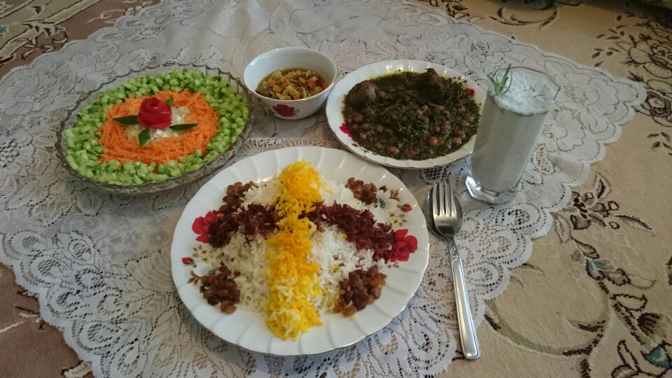 عکس خورشت قرمه سبزی،سالاد ،ترشی ودوغ