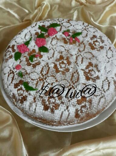 عکس کیک اسفنجی با تزئین توروشکلات تافی