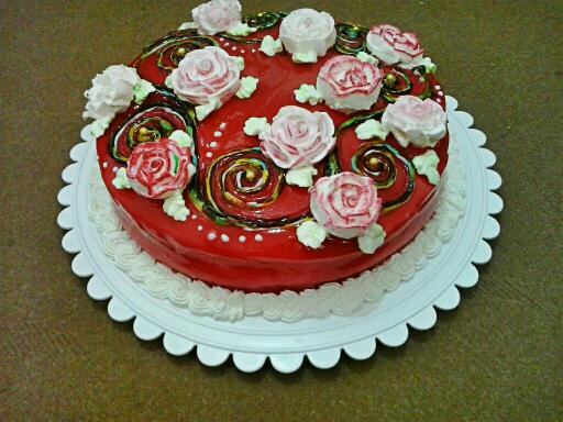 عکس کیک خامه ای با تزیین گل رز و بریلو البالو