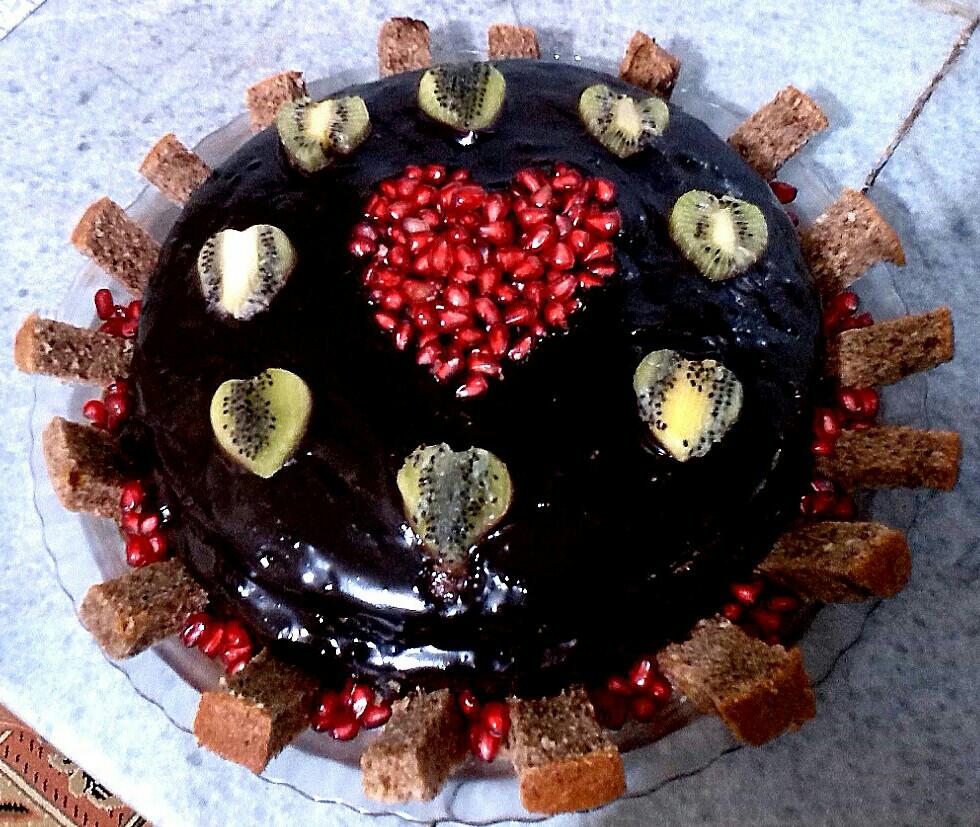 عکس بازم کيک پرطرفدار شکلاتي با تزيين انار