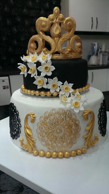 عکس کیک دو طبقه با گلهای نرگس