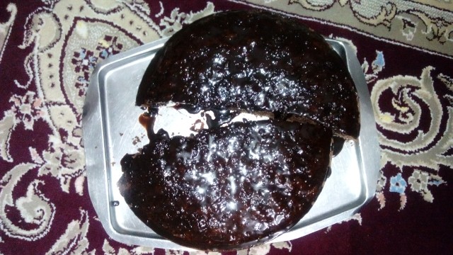 عکس کیک شکلاتی با رویه شکلات تخته ای آب شده