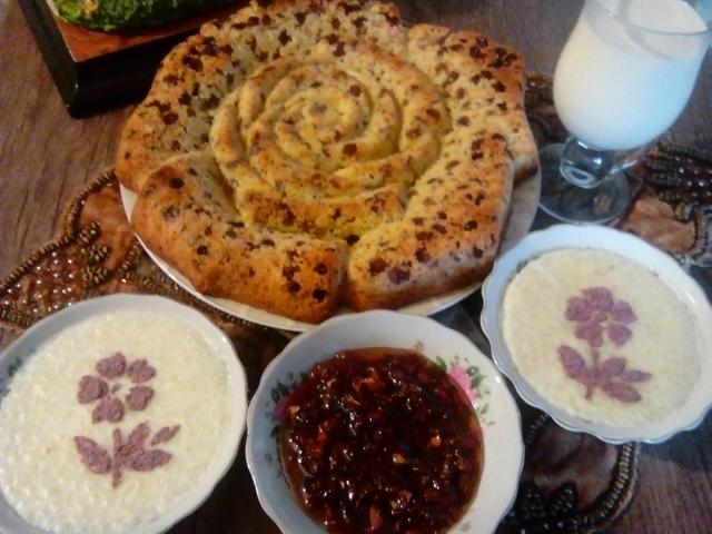 کیک کشمشی با شیربرنج و مربای گل محمدی....